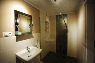 Хостелы Hostel Centrum Вжесня Двухместный номер с 1 кроватью и собственной ванной комнатой-4